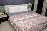 Amazon Brand – Solimo Double Microfiber Quilt | 100% Microfiber Exterior | 120 GSM | for Mild Winters and AC Rooms (Ditsy Grey)